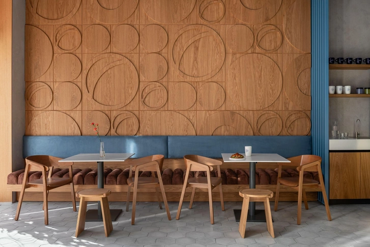 Стулья Cava, 12.1 furniture. Табурет, La Redoute. | Источник: Ольга Акинина. Стиль: Дарья Молодченко