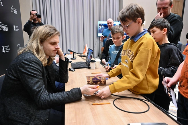 Раппорт раздавал автографы не в лучшем настроении  | Источник: Анатолий Карбинов / 161.RU