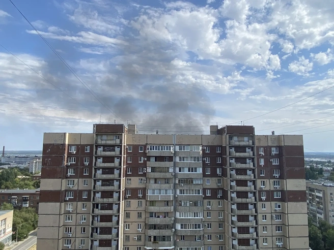 Дым виден практически из всех точек Краснооктябрьского района | Источник: читатели V1.RU