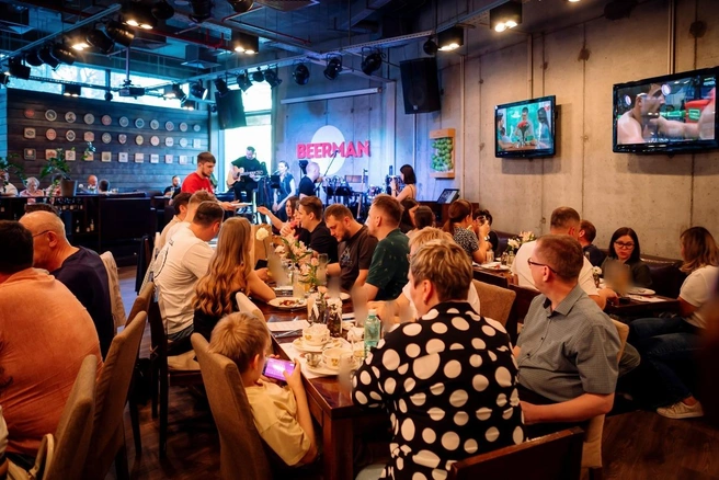 Гостей ждут по-новогоднему украшенные интерьеры и атмосфера праздника | Источник: BEERMAN 