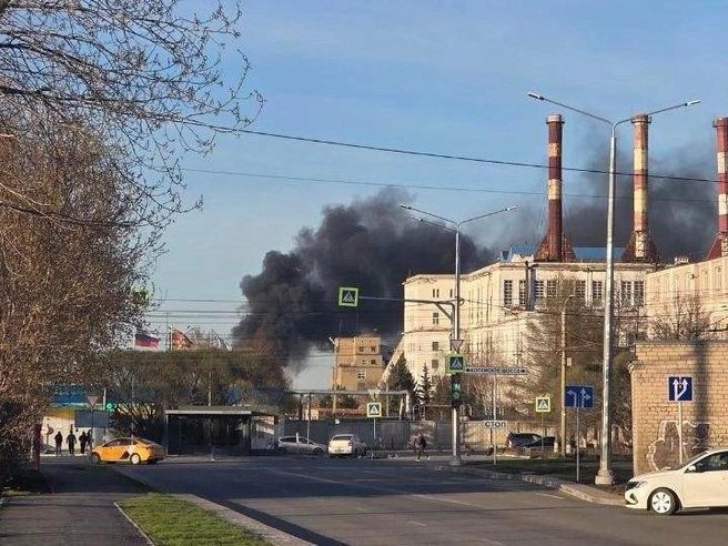 Густой черный дым поднимается над промышленной зоной Челябинска. | Источник: читатель 74.RU