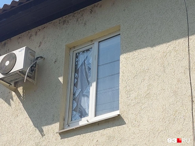 По данным властей, в городе выбиты десятки окон | Источник: 93.RU