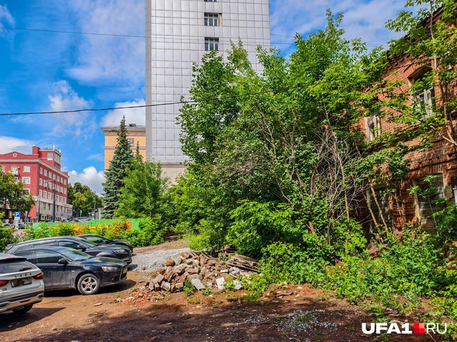 Импровизированная парковка | Источник: Булат Салихов / UFA1.RU
