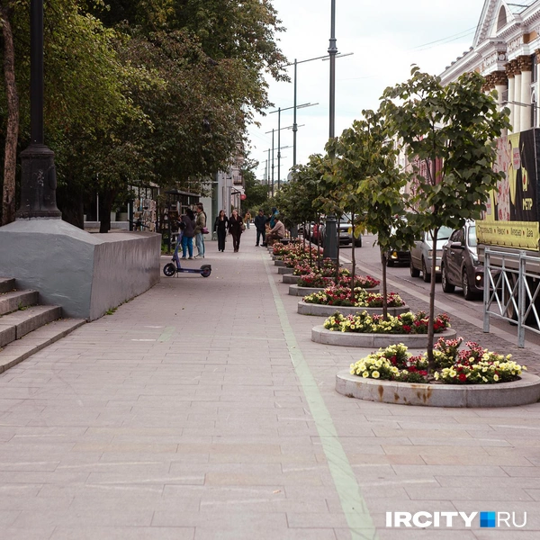 На Карла Маркса возле управления ВСЖД в 2022 году уложили новую широкоформатную плитку. Из-за этого сдвигались сроки сдачи работ, зато сейчас там относительно ровно и красиво | Источник: Даниил Конин / «ИрСити»