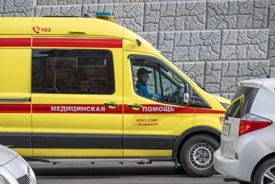 Женщина разбила стекло скорой помощи в Приморье
