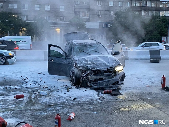 Кроссовер на огромной скорости протаранил припаркованные авто, перевернулся и загорелся | Источник: Эмиль Фукс / NGS.RU