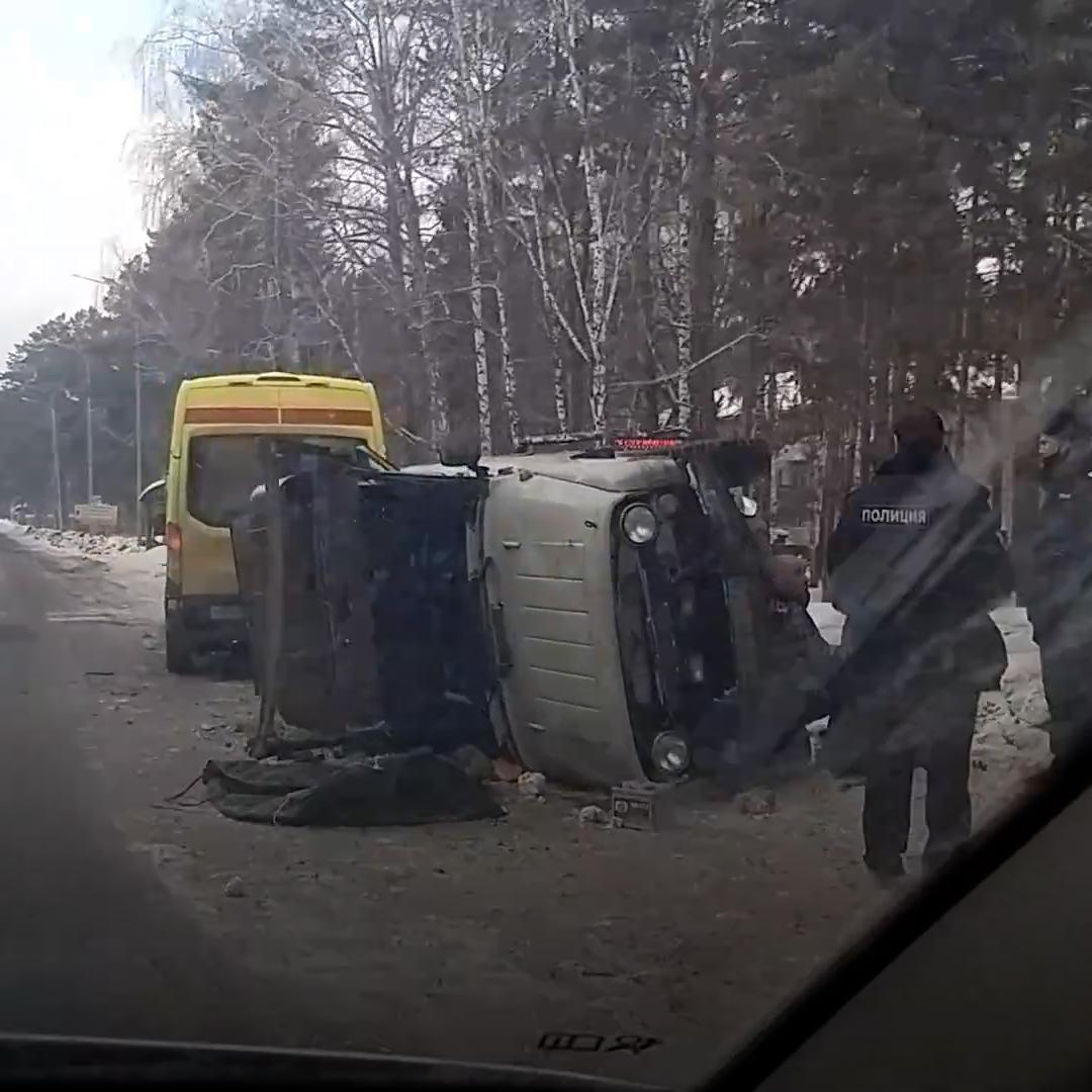 В Тюмени на Верхнем Бору перевернулся УАЗ, — 9 марта 2021 года - 9 марта  2021 - 72.ру