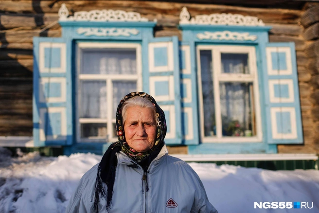 Надежда Архиповна живет в доме с голубыми ставнями  | Источник: Евгений Софийчук / NGS55.RU