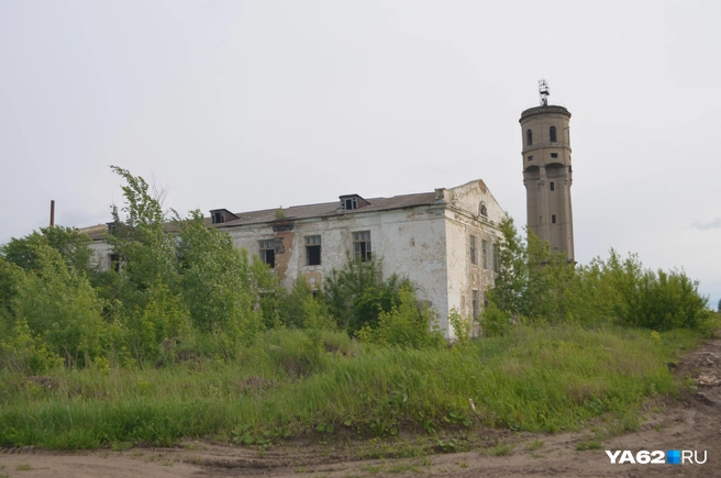 Один из почти уцелевших цехов металлургического завода и водонапорная башня | Источник: Светлана Коновалова / YA62.RU