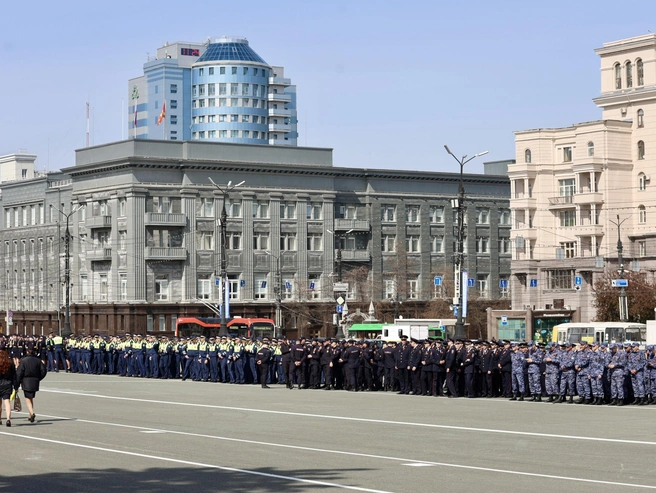 В промежутках между машинами построились сотрудники разных подразделений ведомства. | Источник: Михаил Шилкин