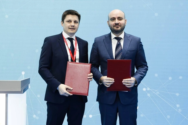 Документ подписали глава региона и генеральный директор предприятия | Источник: Иван Макеев
