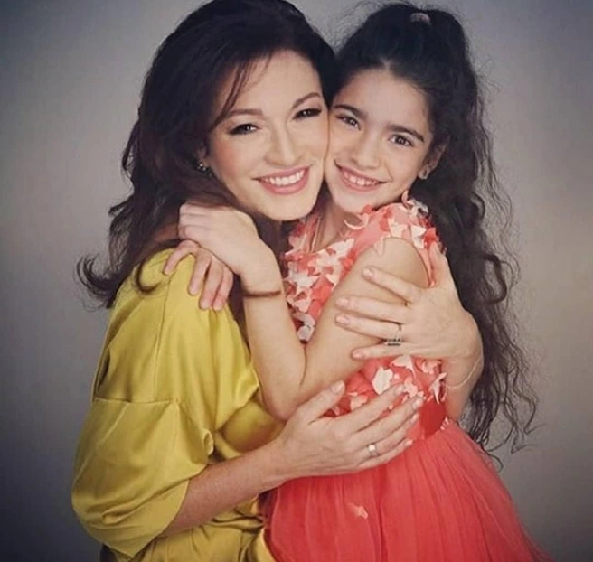 Ксения с матерью&nbsp;— Аленой Хмельницкой | Источник: magicstarfall / Instagram (экстремистская организация, деятельность запрещена на территории РФ)