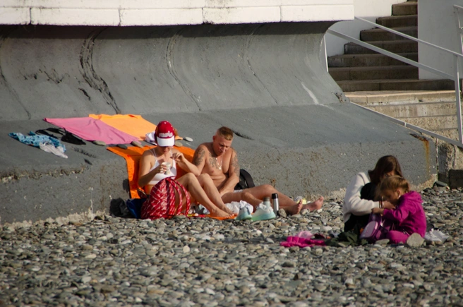 Пока вся страна мерзнет, туристы в Сочи выбирают, какой крем от солнца взять на прогулку | Источник: Оксана Витязь / SOCHI1.RU