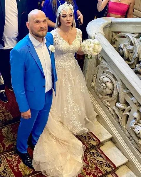 Валерий Руднев во всем поддерживает избранницу 