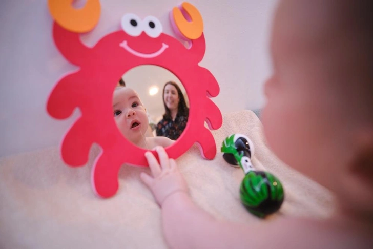 Зеркало и младенец: почему оно важно для развития ребенка | Источник: Daniel Vargas Peset/Shutterstock/Fotodom.ru