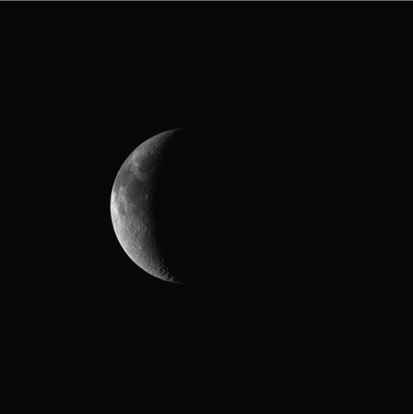 Во время маневра аппарат также запечатлел Луну | Источник: ESA
