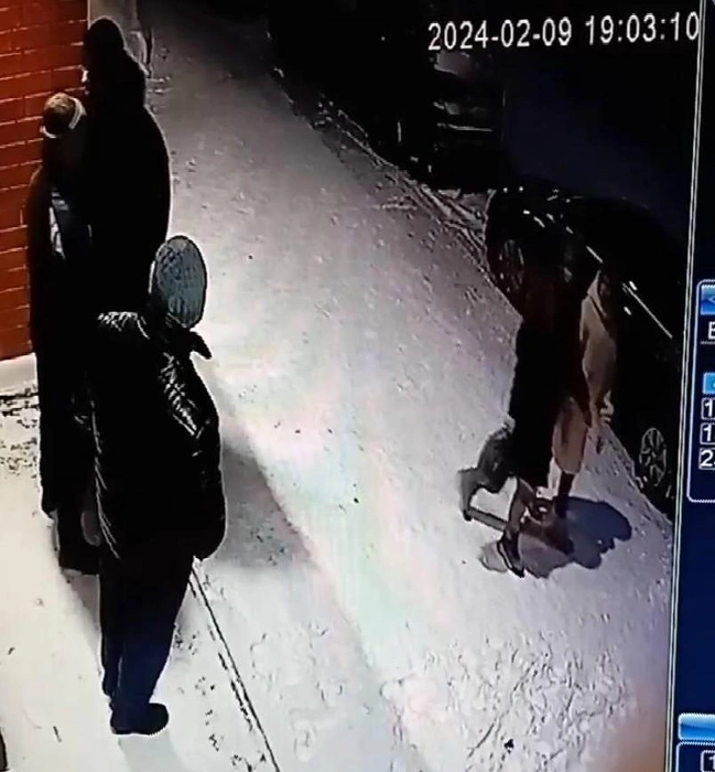 На видео можно разглядеть, что бодибилдер влетел в пенсионера плечом | Источник: Фотографии предоставлены Алексеем П.