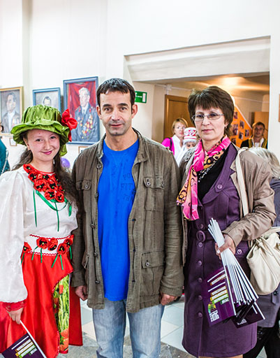 Дмитрий Певцов сфотографировался с актерами местного самодеятельного театра | Источник: Николай Темников