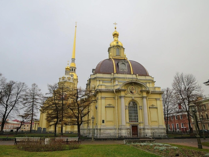 Петропавловский собор (Собор святых апостолов Петра и Павла) — православный храм в Петропавловской крепости в Санкт-Петербурге | Источник: Poudou99, CC BY-SA 4.0, via Wikimedia Commons