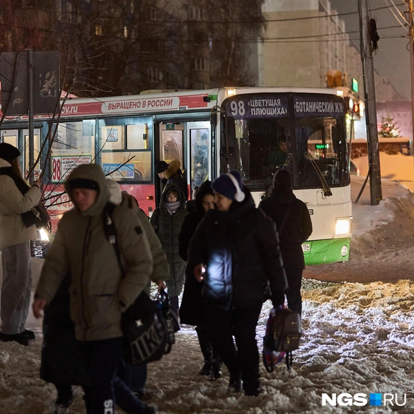 Автобусы тоже пытались объехать пробку и ДТП  | Источник: Александр Ощепков / NGS.RU