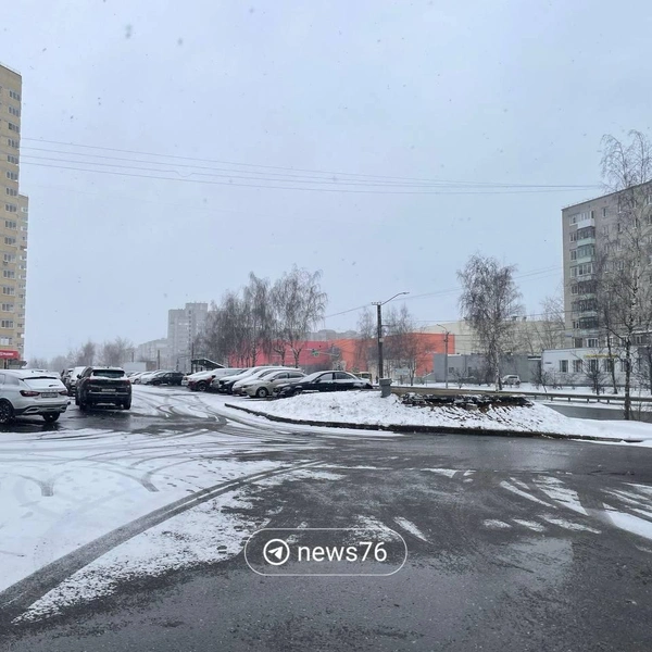 Ярославцы оставляют переобутые в летнюю резину машины на парковке | Источник: читатель 76.RU