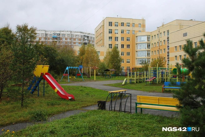 За площадкой находится бывший корпус «Фрегата», ныне — частная клиника | Источник: Игорь Епифанцев / NGS42.RU