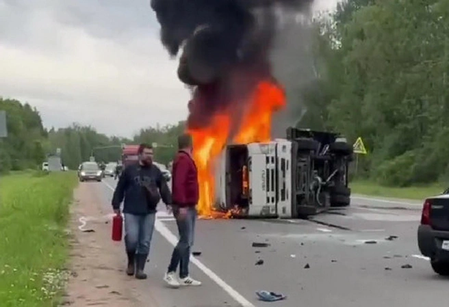 Смятая фура в кювете и горящее авто. Кадры жесткой аварии под Кингисеппом | Источник: Кингисепп | Live / Телеграм