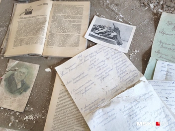 Документы и фотографии рядом с книгой о психособенностях пионеров | Источник: Михаил Мечев / MSK1.RU