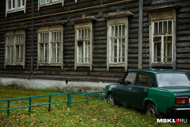 Неподалеку от здания администрации расположены деревянные бараки, где до сих пор живут люди | Источник: Дмитрий Толстошеев / MSK1.RU