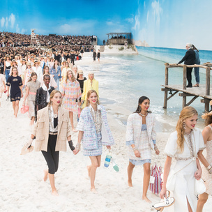Босиком по песку: грандиозное шоу Chanel SS 2019 на пляже