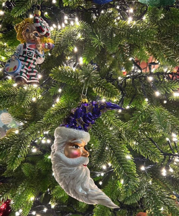 Судя по всему, нынешний владелец елки обожает польские украшения | Источник: avito.ru