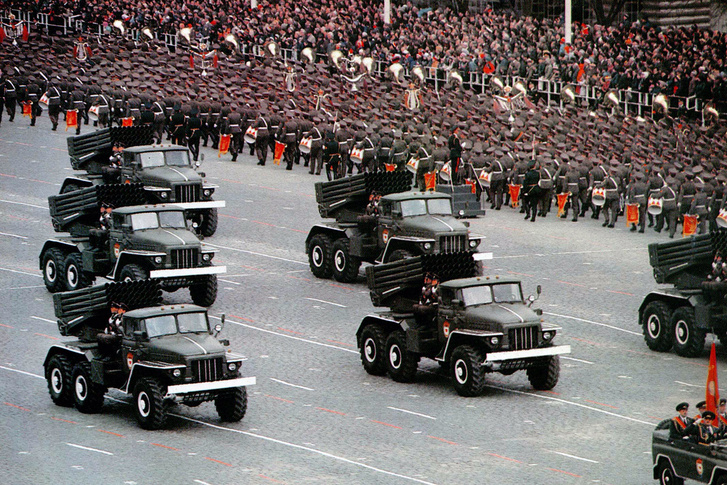Сдвоенные лобовики черта не только вездеходов, но и многих грузовиков. Ведь советское время почти каждая машина должна была по первому приказу встать на военную службу