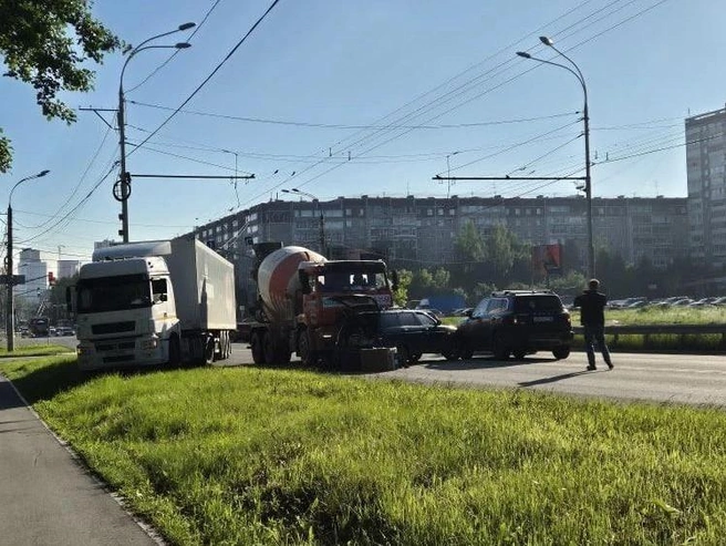 На улице Амундсена произошло ДТП с участием четырех автомобилей | Источник: читатель E1.RU Дмитрий