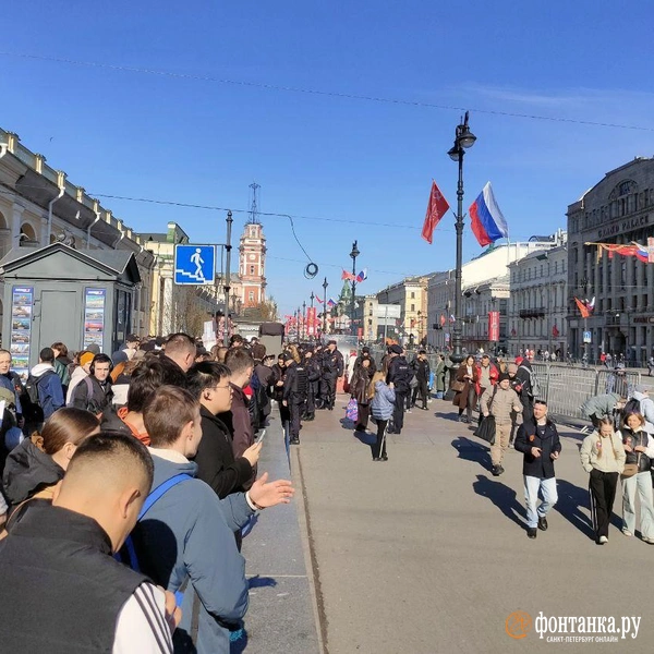 У «Гостиного двора» собирается толпа | Источник: Михаил Огнев / «Фонтанка.ру»