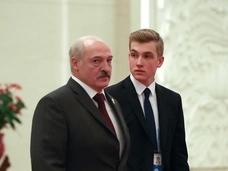 «Буду прикладывать ко лбу»: российские поклонницы пищат от новых фото сына Александра Лукашенко