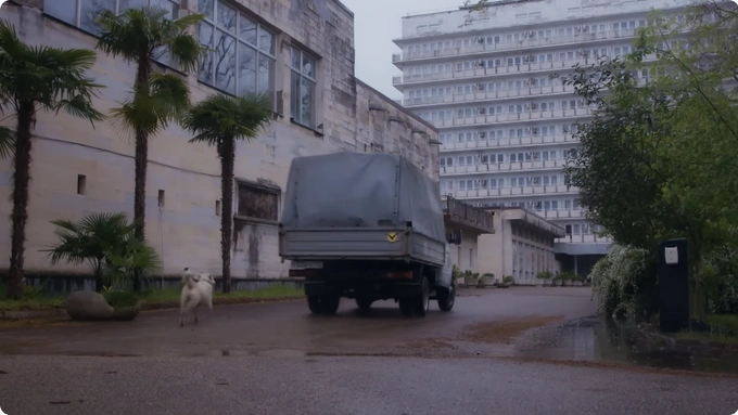 Кадр из сериала и вид с воздуха на здание пансионата «Гицба» | Источник: YouTube