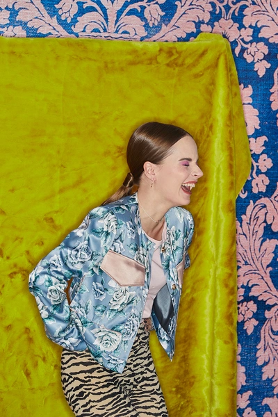 Бомбер, Sol Olga Selivanova Велосипедки, H & M Футболка, Calvin Klein Чокер, Lav'z | Источник: Алёна Кузьмина