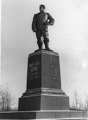 Памятник летчику-испытателю, Герою Советского Союза Валерию Чкалову в Оренбурге&nbsp;— 1958 год | Источник: ОГАОО. Фотофонд. Оп. 3. Д. 380, 4992