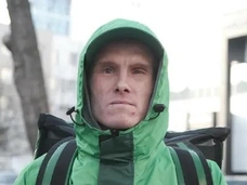 Ослеп 7 лет назад из-за хулиганов: страна помогла курьеру из Екатеринбурга Александру Макарову собрать 6 млн на жилье