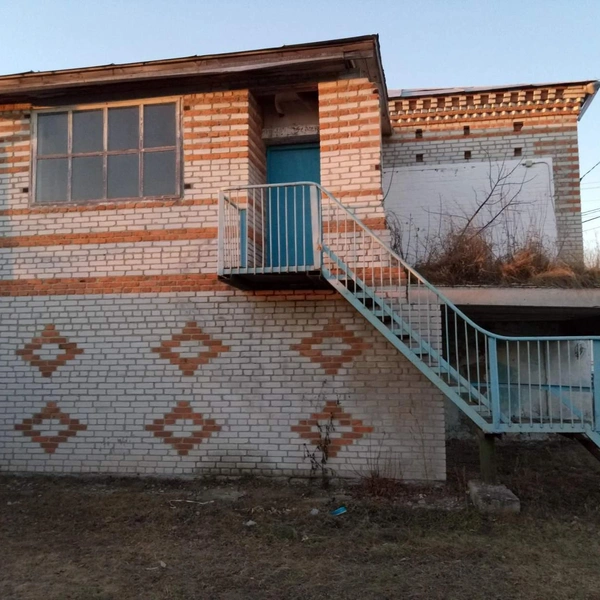 Двухэтажное здание ФАПа в селе Брылино Каргапольского округа отдают за 176 тысяч рублей | Источник: torgi.gov.ru