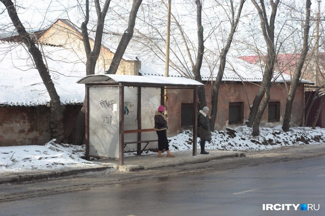 Так выглядит остановка автобусов на улице Петрова. Ни о какой доступности для маломобильных граждан речи даже не идет | Источник: Даниил Конин / «ИрСити»