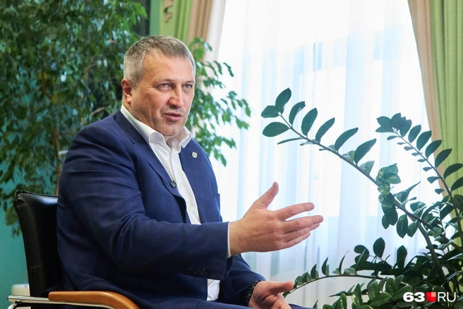 Ивану Носкову 53 года. Он родился в Новосибирске, окончил Красноярский госуниверситет. Дипломированный физик. С 1995 по 1998 год занимался бизнесом в Красноярске. С 1998 года на госслужбе. В 2006 году стал депутатом в Канске. В трудовой географии до Самары — работа в Фонде федерального имущества, должности в госучреждениях в Москве и Московской области, руководство Министерством жилищной политики, энергетики и транспорта Иркутской области, посты вице-мэра Иркутска, замглавы администрации Нижнего Новгорода, мэра Дзержинска | Источник: Роман Данилкин / 63.RU