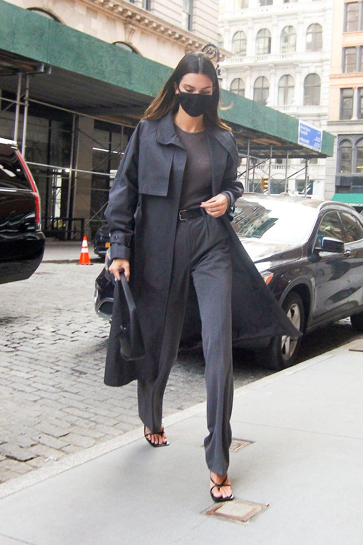 Прозрачный трикотаж на голое тело и идеальные серые брюки: Кендалл Дженнер в Нью-Йорке