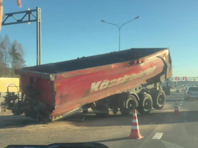 Самосвал потерял прицеп на «Сортавале» | Источник: FONTANKA.RU