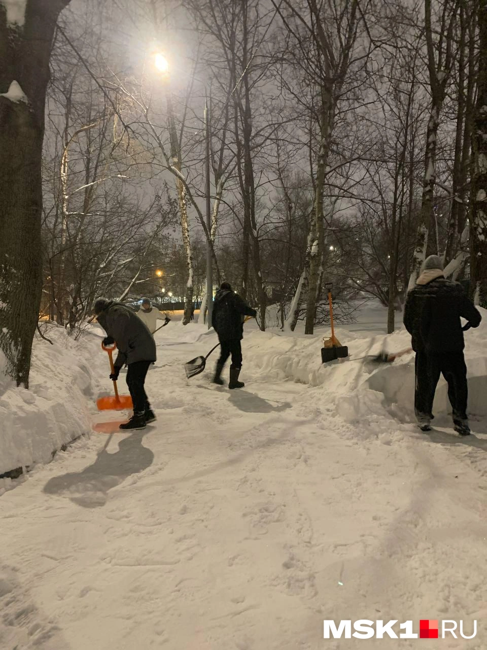 Жители ЮЗАО чистят двор | Источник: Читатель MSK1.RU