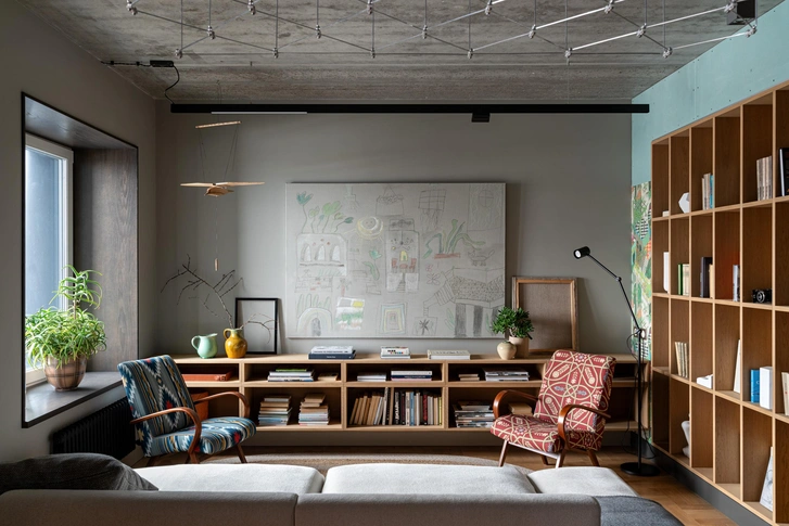 Диван, Mobel zeit. Тумба стеллаж, откосы окон и подоконники, ArtStyle. Торшер, Kartell. | Источник: Александр Бурнатов. Стиль: Елена Куцаренко