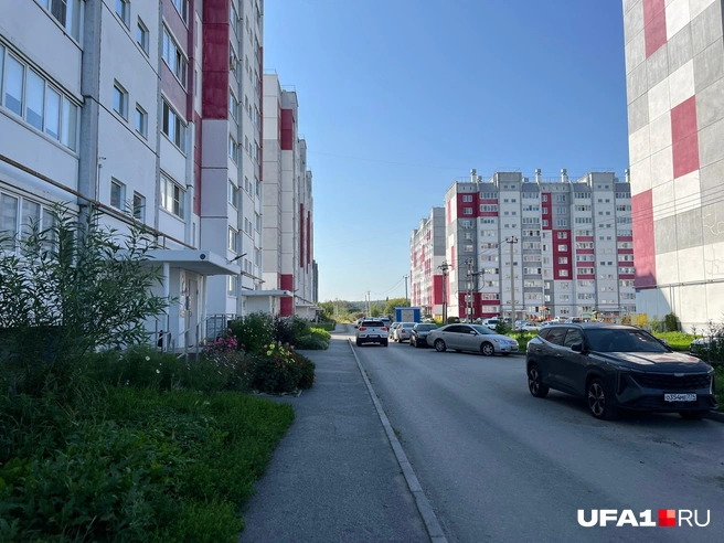 Дома построили в 2019 году, но парковки как всегда не продумали | Источник: Андрей Бирюков / UFA1.RU