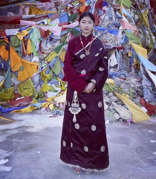 Золотые, серебряные и коралловые украшения Церин из Лонгбао — семейная реликвия | Источник: CAI REN ZHUOGA