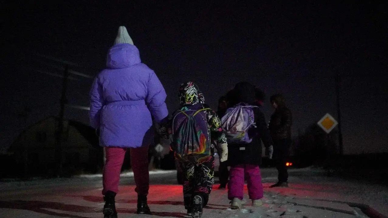 «Каждое утро смертельный квест»: как дети из пригорода Омска добираются в школу по трассе