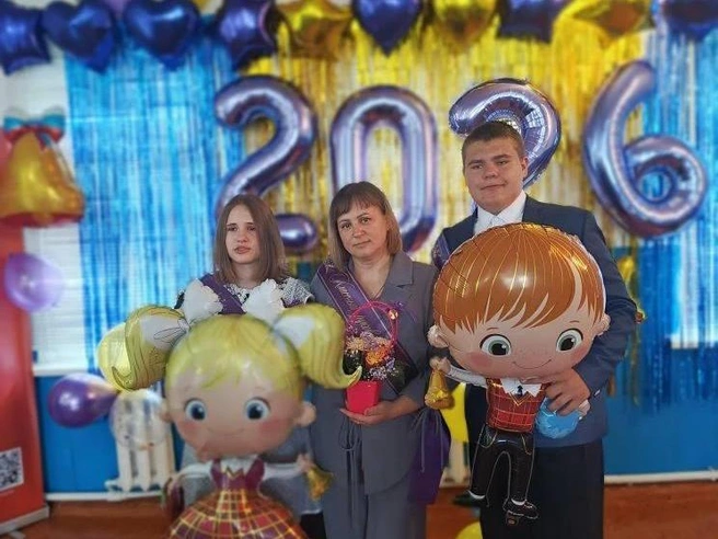 Выпускники вместе с учителем | Источник: родители учеников